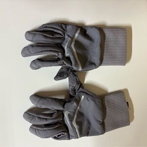 Nike Women's XS  Gray Shield Running Gloves Touchscreen Compatible